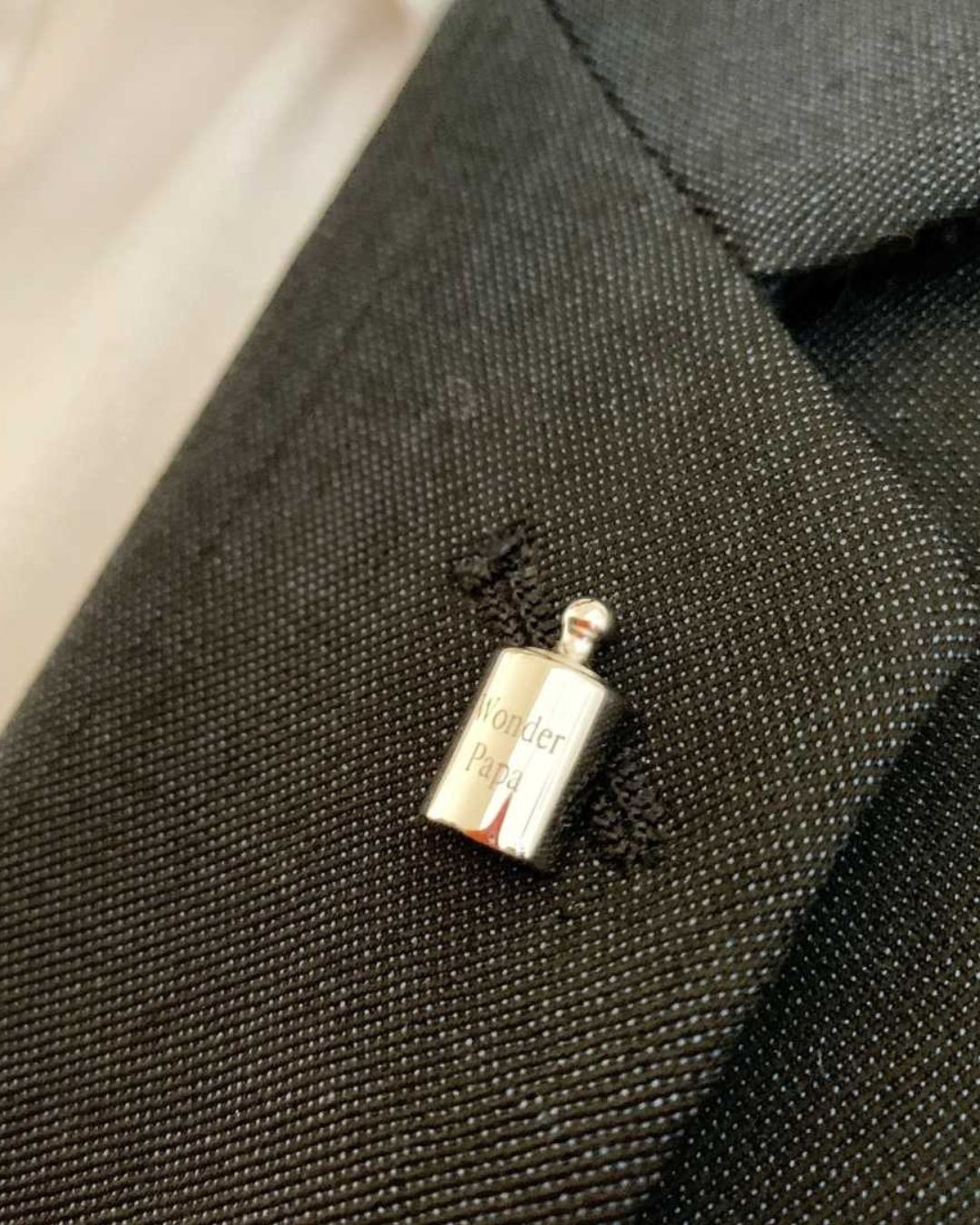 Pin's Mon Petit Poids argenté rhodié