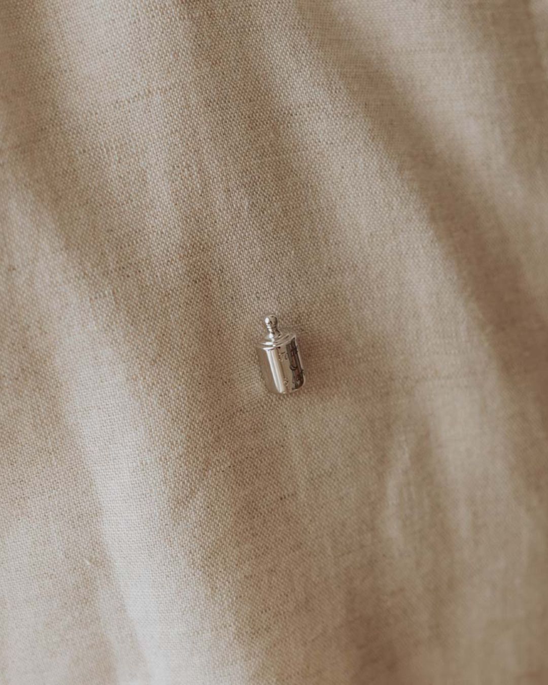 Pin's Mon Petit Poids homme argenté rhodié