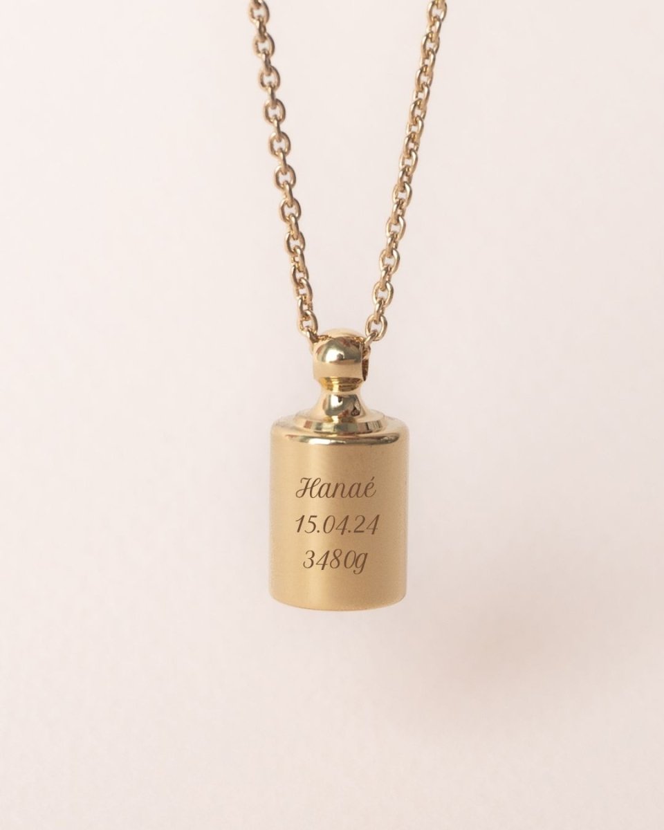Collier Mon Petit Poids plaqué or jaune avec gravure "Hanaé 15.04.24 3480g"