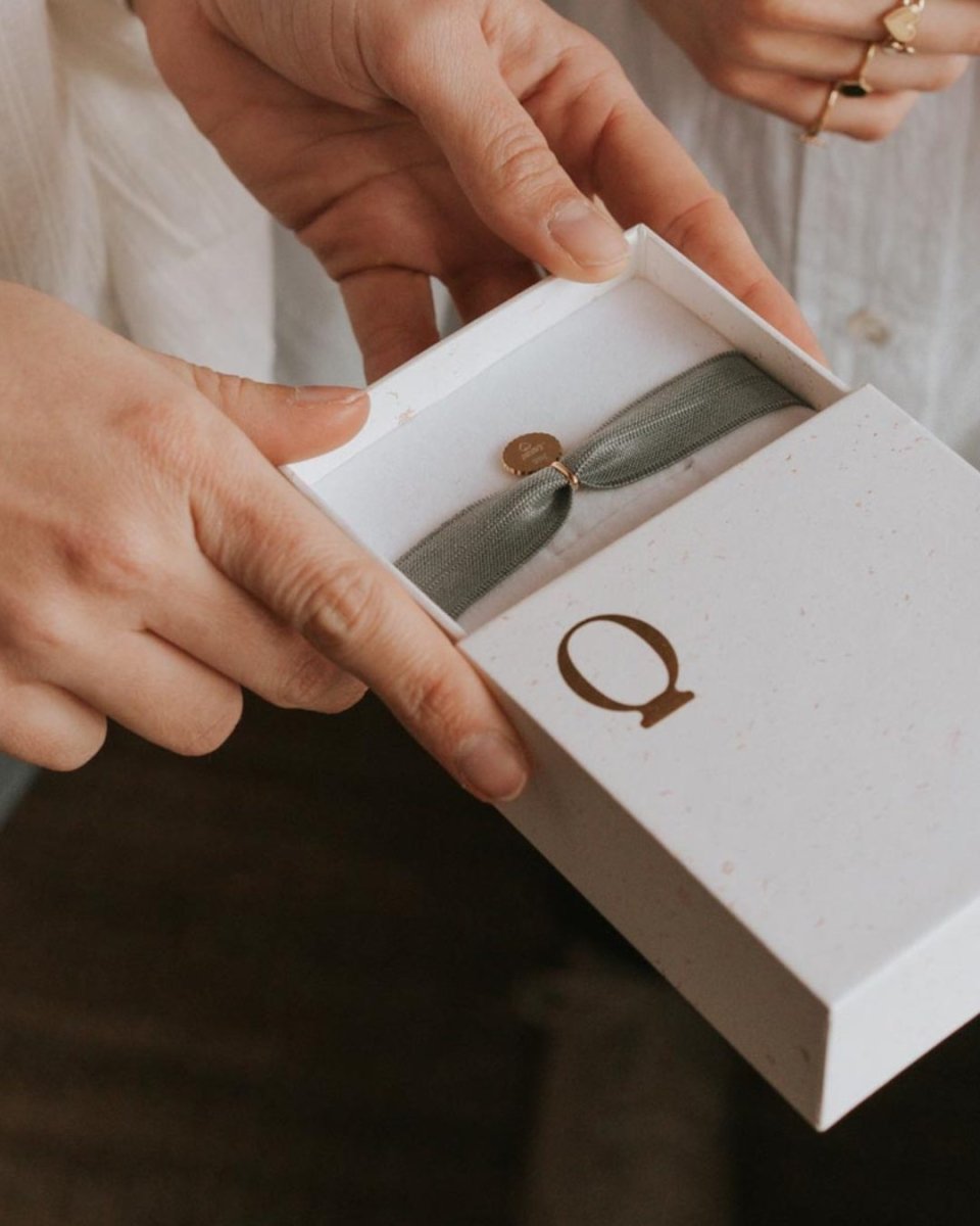 Médaille Madeleine canelé plaqué or jaune - Mon Petit Poids