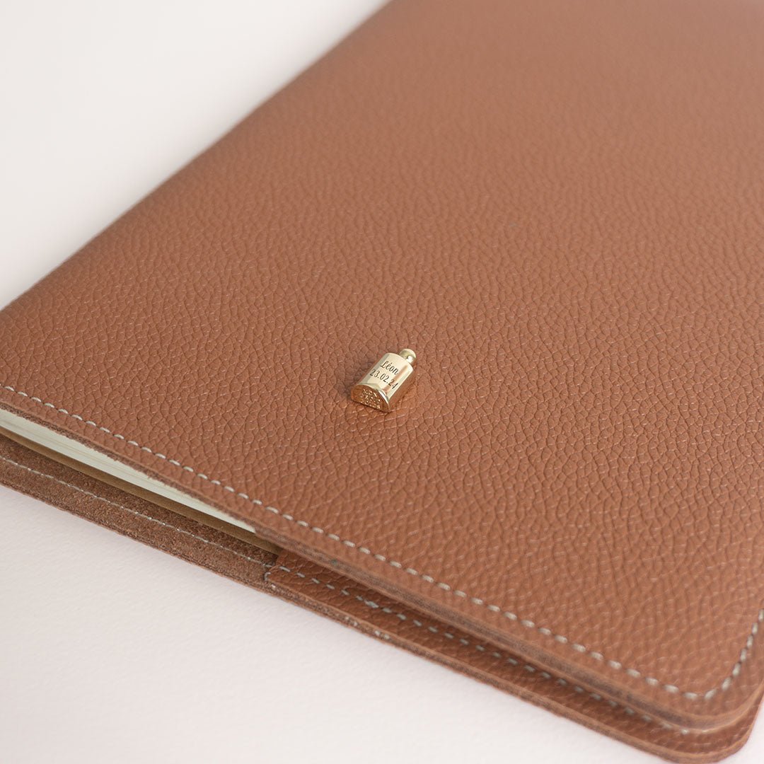 Protège carnet personnalisé camel doré or jaune - Mon Petit Poids