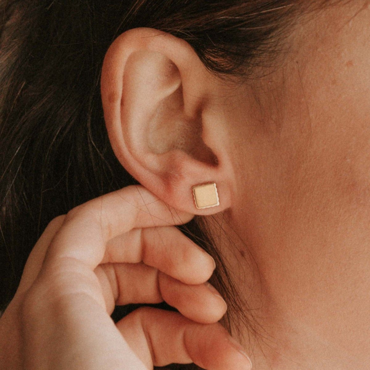 Puces d'oreilles Alice canelé plaqué or jaune - Mon Petit Poids