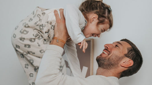 Bijoux pour la fête des Pères : ces hommes qui portent leur histoire avec fierté - Mon Petit Poids