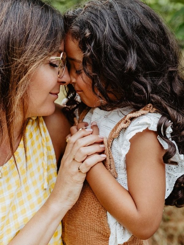 Maman portant un bijou Mon Petit Poids dans un moment de complicité avec son enfant