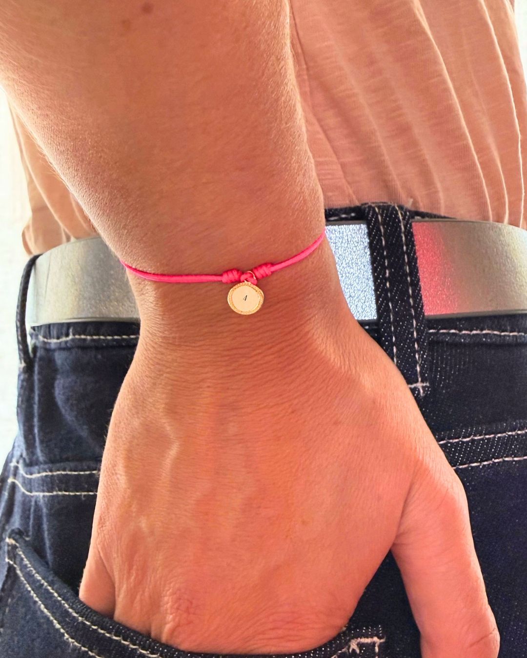Bracelet Octobre Rose cordon rose et médaille personnalisée Mon Petit Poids