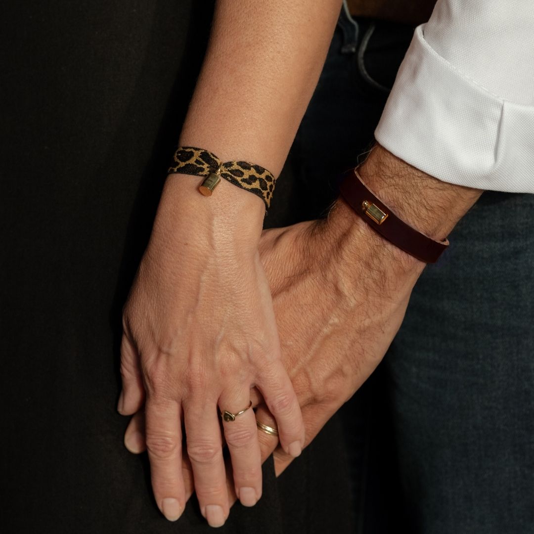 Coffret Duo Bracelets Maman et Papa porté par un couple ayant les mains entrelacés 