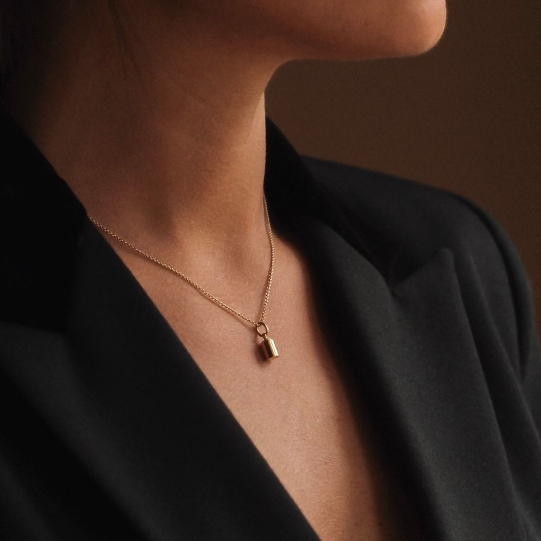 Collier personnalisé en or jaune 18 carats porté par une femme