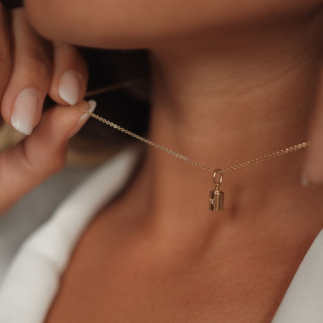 Collier Emotion en or jaune 18 carats 1 diamant gravé sur 3 lignes