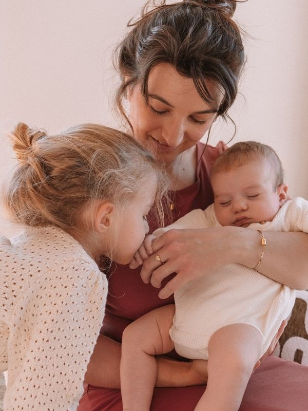 Bijoux personnalisés en plaqué or jaune pour la fête des mères porté par une maman avec ses enfants