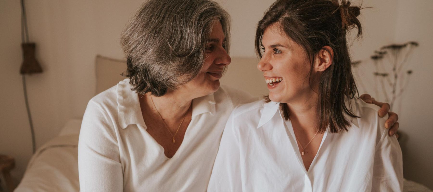 Une mère et sa fille qui se sourient à l’occasion de la Fête des grands-mères