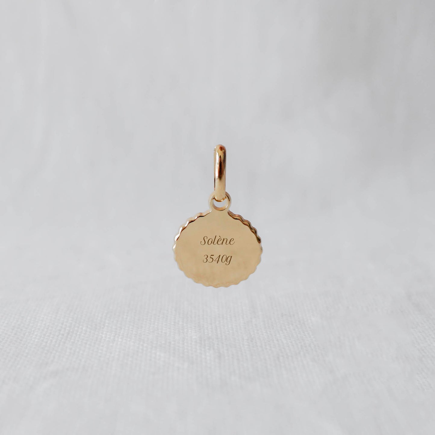 Médaille Madeleine canelé enfant plaqué or jaune