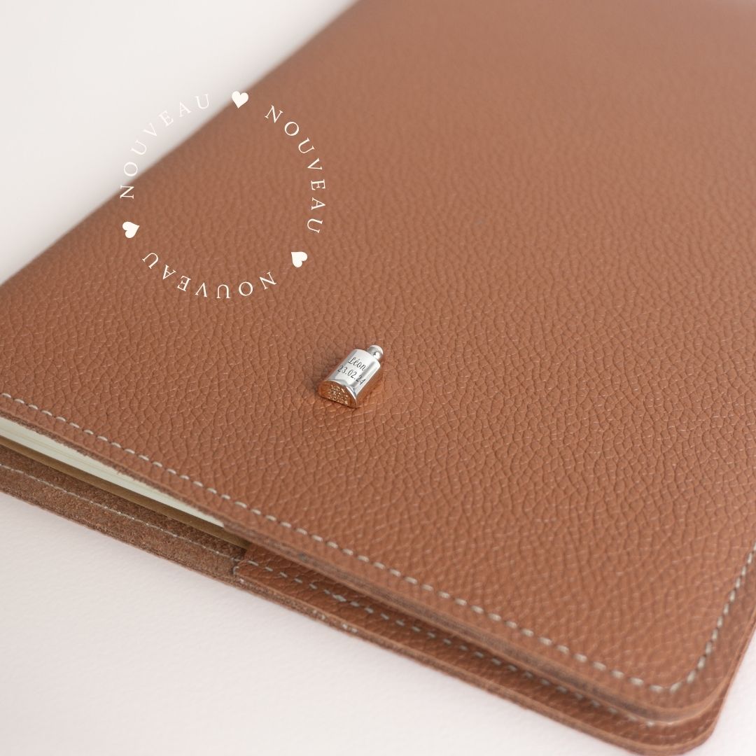 Protège carnet personnalisé camel argenté rhodié