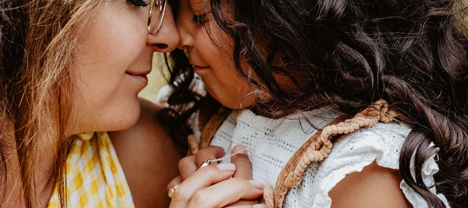Maman portant un bijou Mon Petit Poids dans un moment de complicité avec son enfant