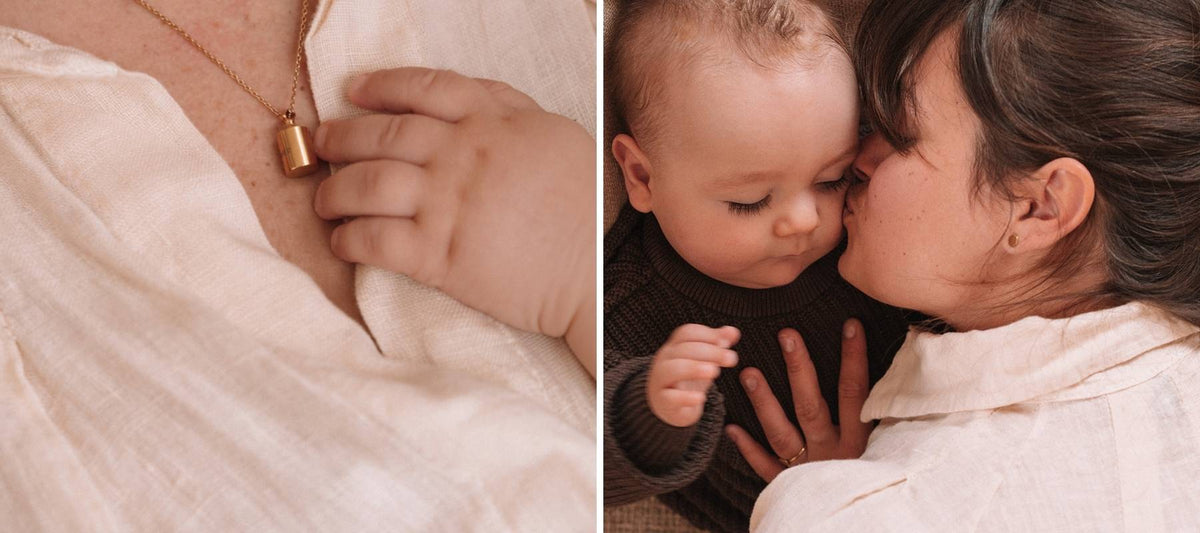 Bijou personnalisé Mon Petit Poids porté par une maman avec son bébé