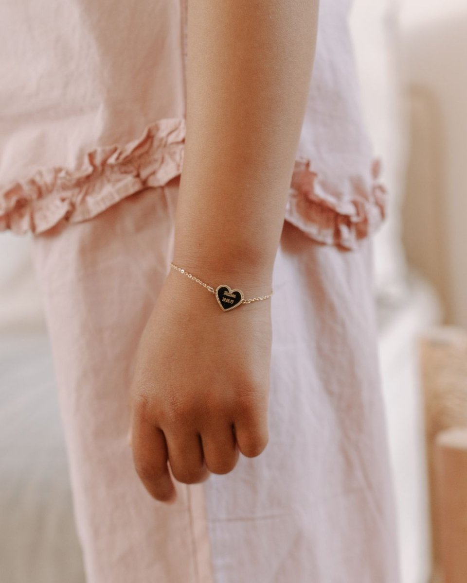 Bracelet médaille Simone enfant plaqué or jaune porté sur le poignet d'une fille 