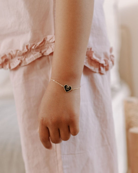 Bracelet médaille Simone enfant plaqué or jaune porté sur le poignet d'une fille 