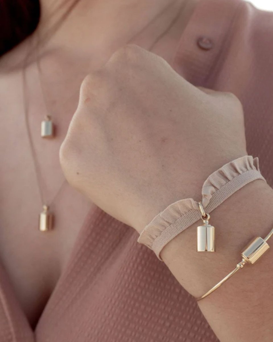 Bracelet Mon Petit Poids plaqué or jaune Frou Nude au poignet d'une femme avec le jonc MPP POJ 