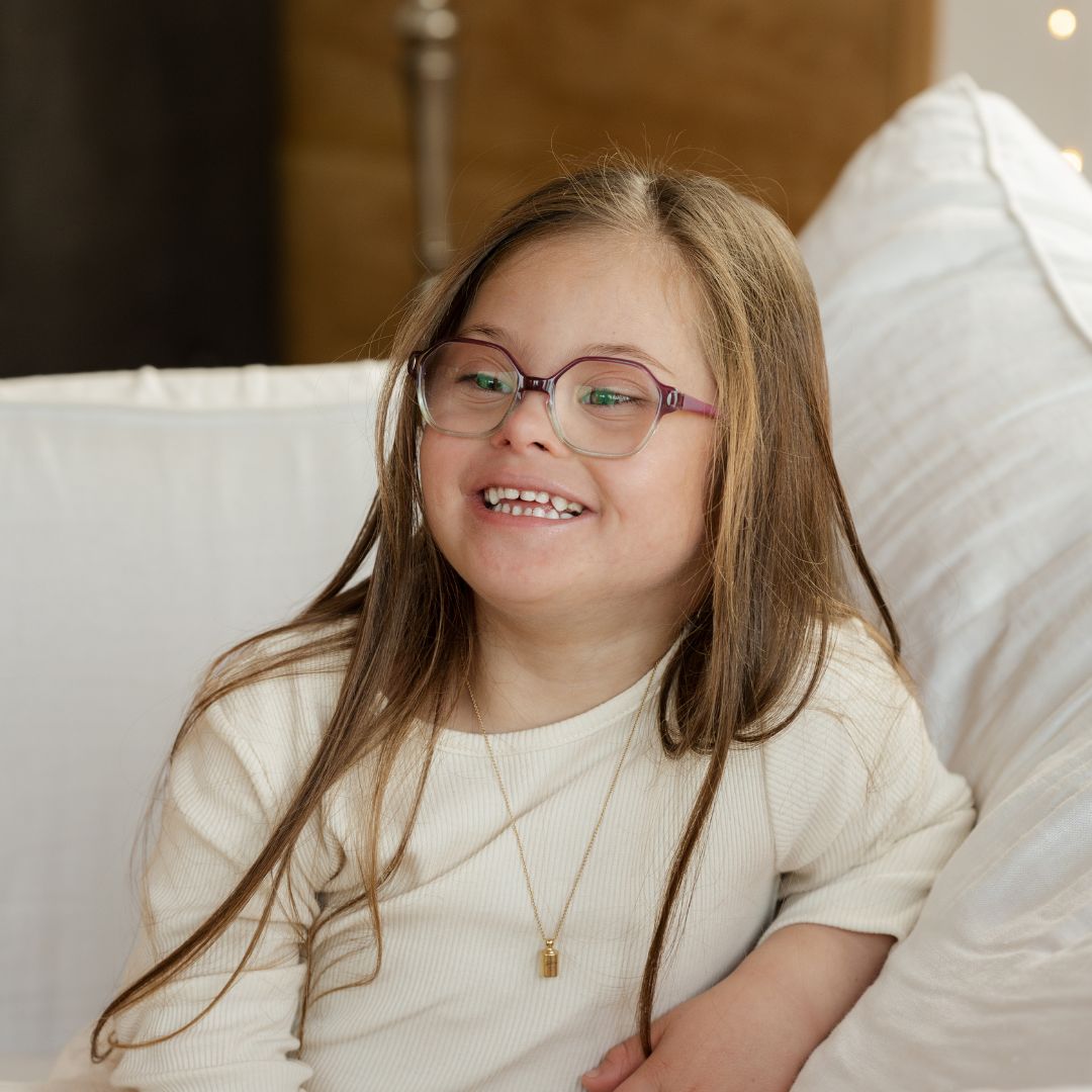 Collier Mon petit Poids en plaqué or jaune autour du coup d'une petite fille à lunettes vêtue d'un haut blanc