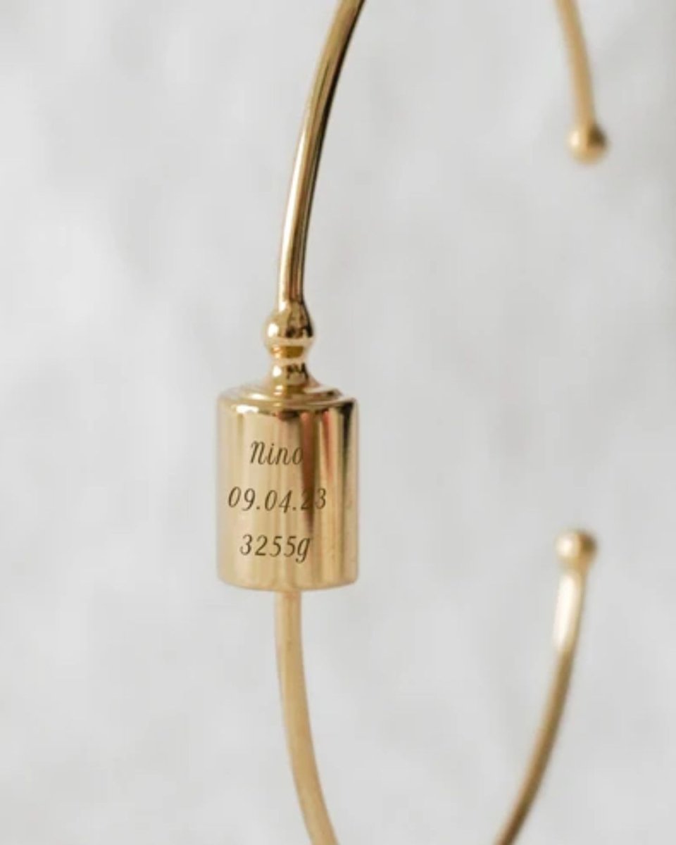 Jonc Mon Petit Poids plaqué or jaune avec gravure "Nino 09.04.23 3255g"