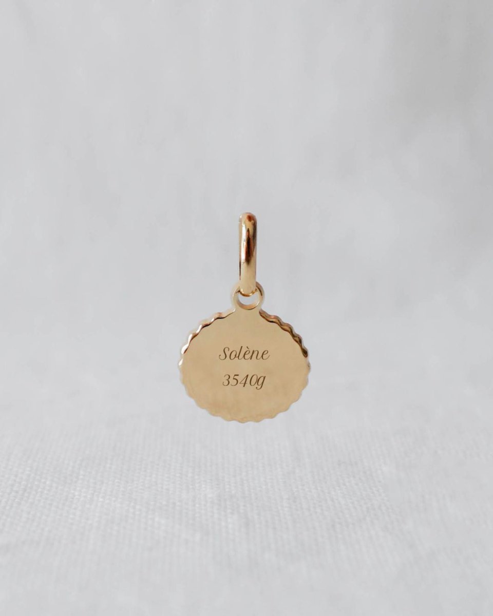Médaille Madeleine canelé enfant plaqué or jaune - Mon Petit Poids