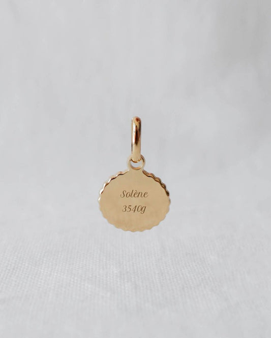 Médaille Madeleine canelé enfant plaqué or jaune - Mon Petit Poids
