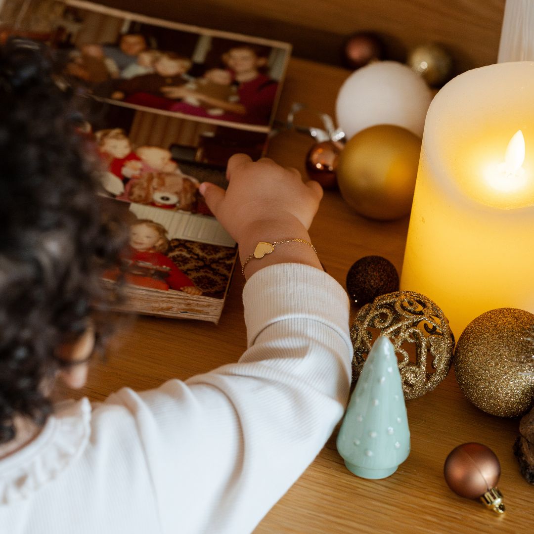 Médaille Simone portée par une petite fille, portant un pull blanc 