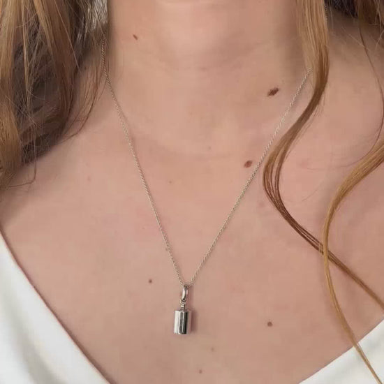 Pendentif Mon Petit Poids argenté rhodié porté une chaine en collier