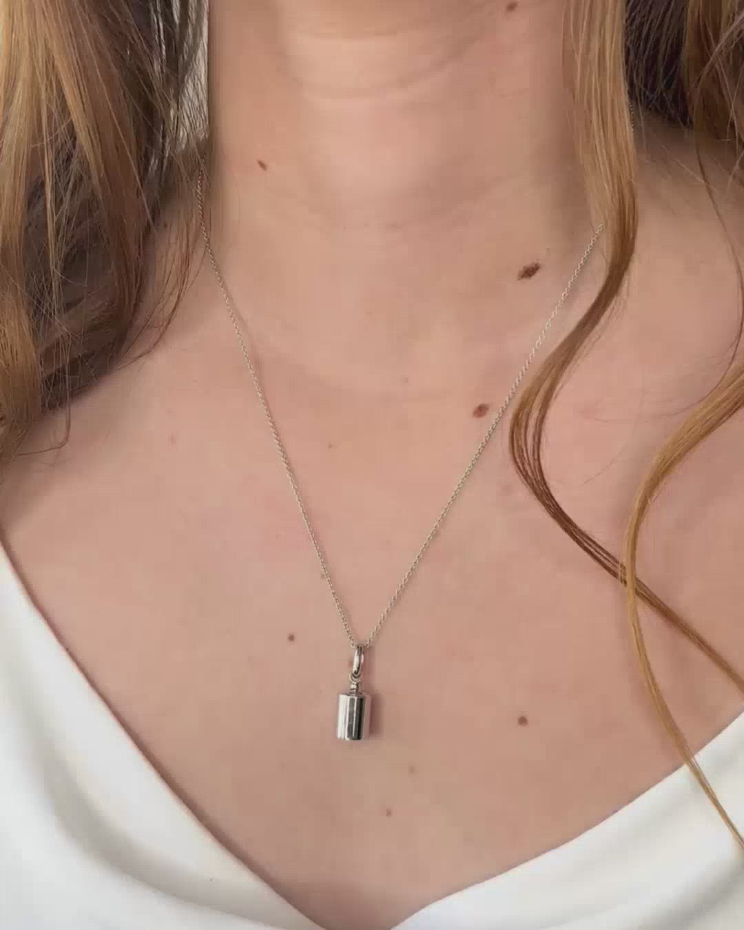 Pendentif Mon Petit Poids argenté rhodié porté une chaine en collier