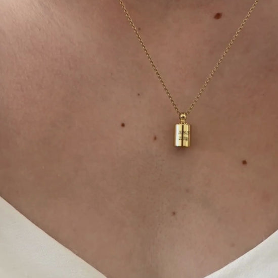 Collier Mon Petit Poids plaqué or porté sur le cou
