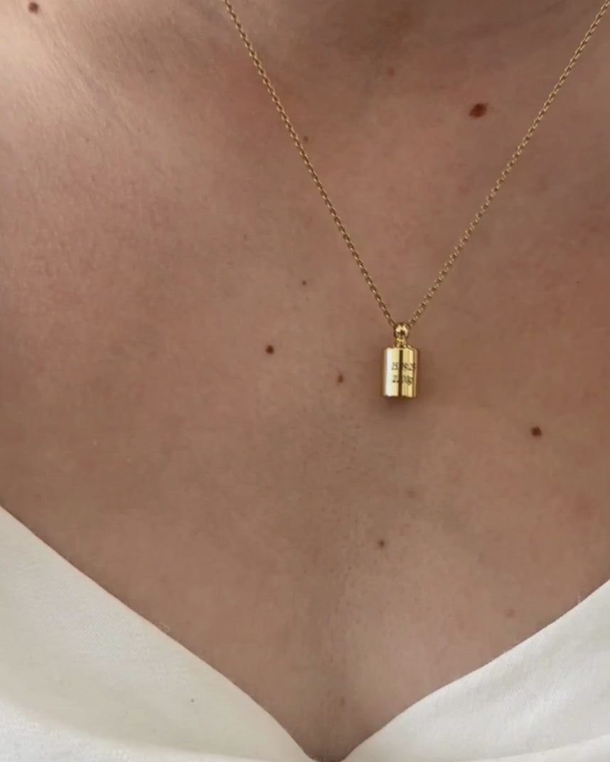 Collier Mon Petit Poids plaqué or porté sur le cou