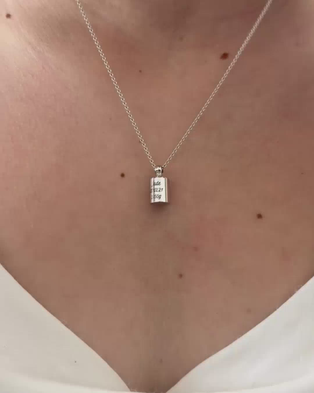 Collier Mon Petit Poids Argente rhodié porté au cou