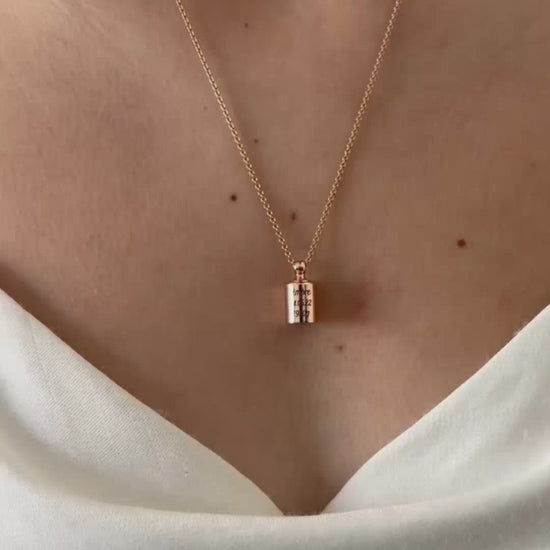 Collier Mon Petit Poids plaqué or rose porté au cou