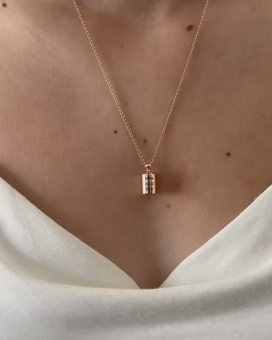 Collier Mon Petit Poids plaqué or rose porté au cou