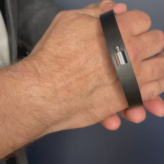 Bracelet cuir Mon Petit Poids homme argenté rhodié porté au poignet