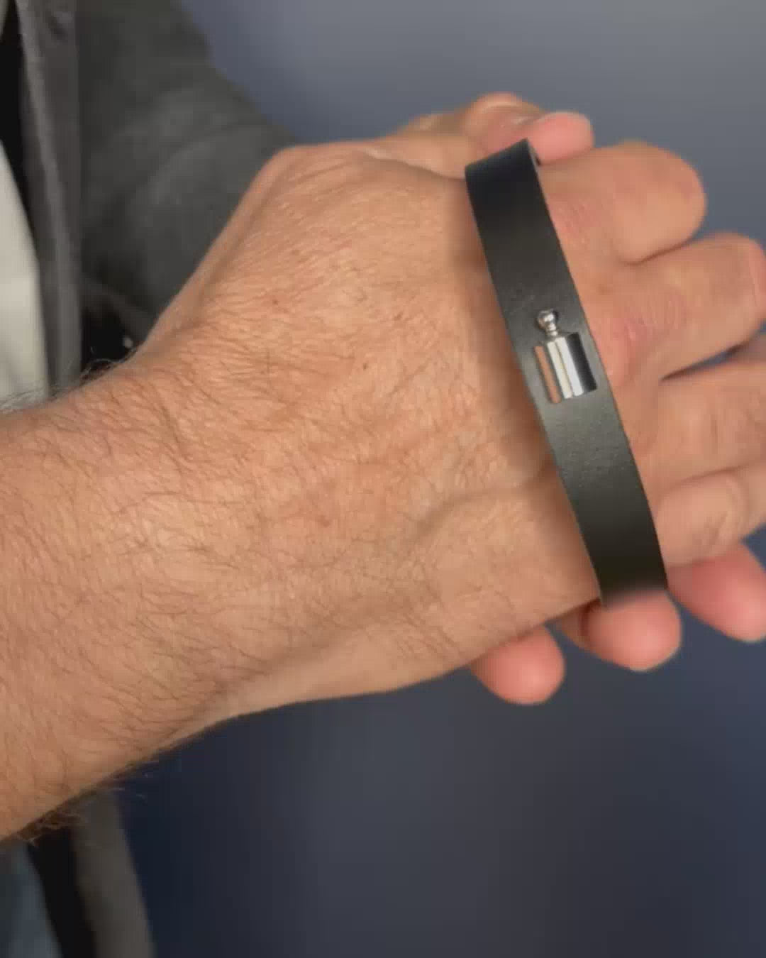 Bracelet cuir Mon Petit Poids homme argenté rhodié porté au poignet