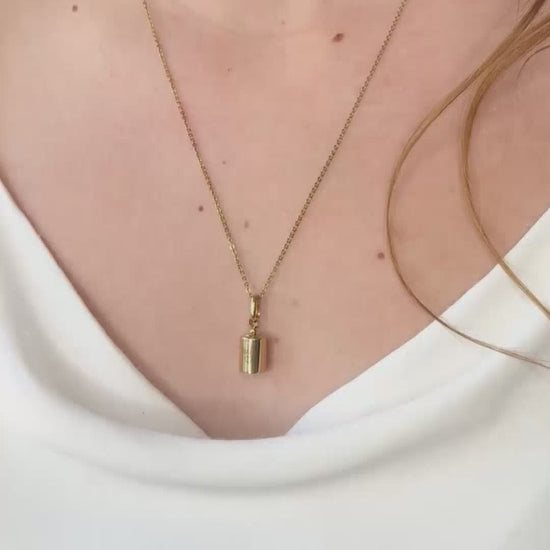 Pendentif Mon Petit Poids plaqué or jaune porté en collier
