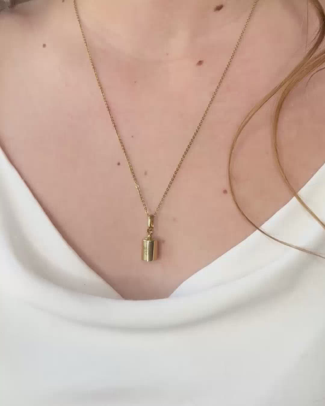 Pendentif Mon Petit Poids plaqué or jaune porté en collier