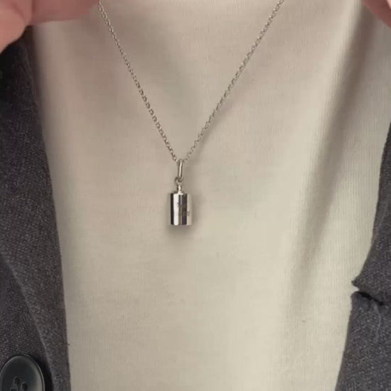 Collier Mon Petit Poids homme argenté rhodié porté autour du cou