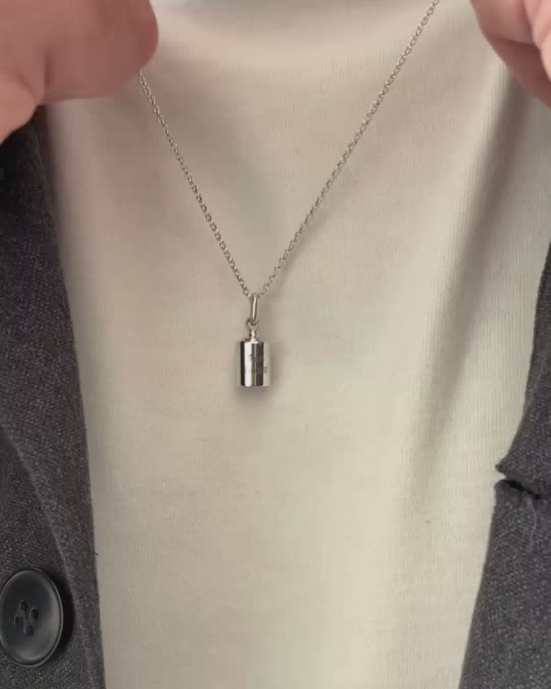 Collier Mon Petit Poids homme argenté rhodié porté autour du cou