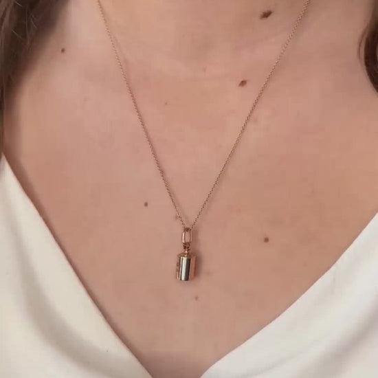 Pendentif Mon Petit Poids plaqué or rose porté avec une chaine au cou