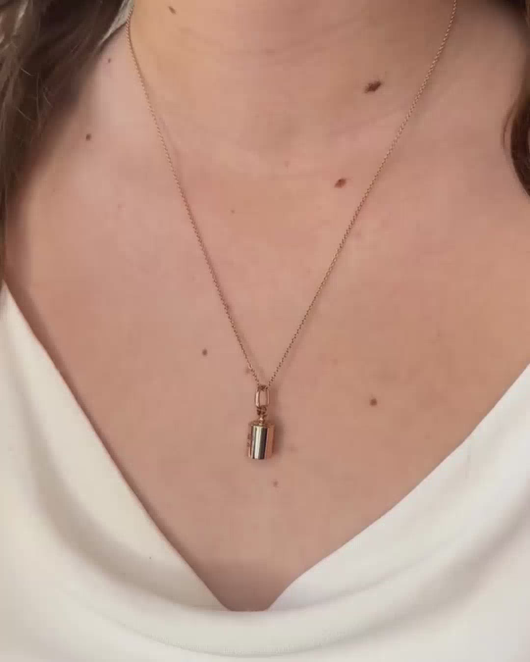 Pendentif Mon Petit Poids plaqué or rose porté avec une chaine au cou