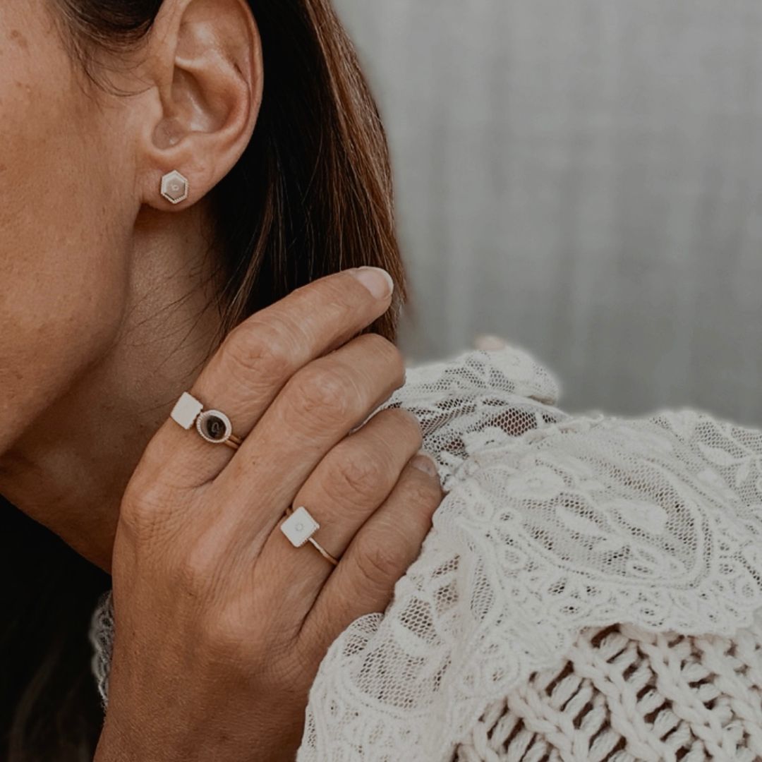 Puces d'oreilles Henriette canelé plaqué or jaune - Mon Petit Poids